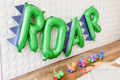A balloon sign that reads "roar"