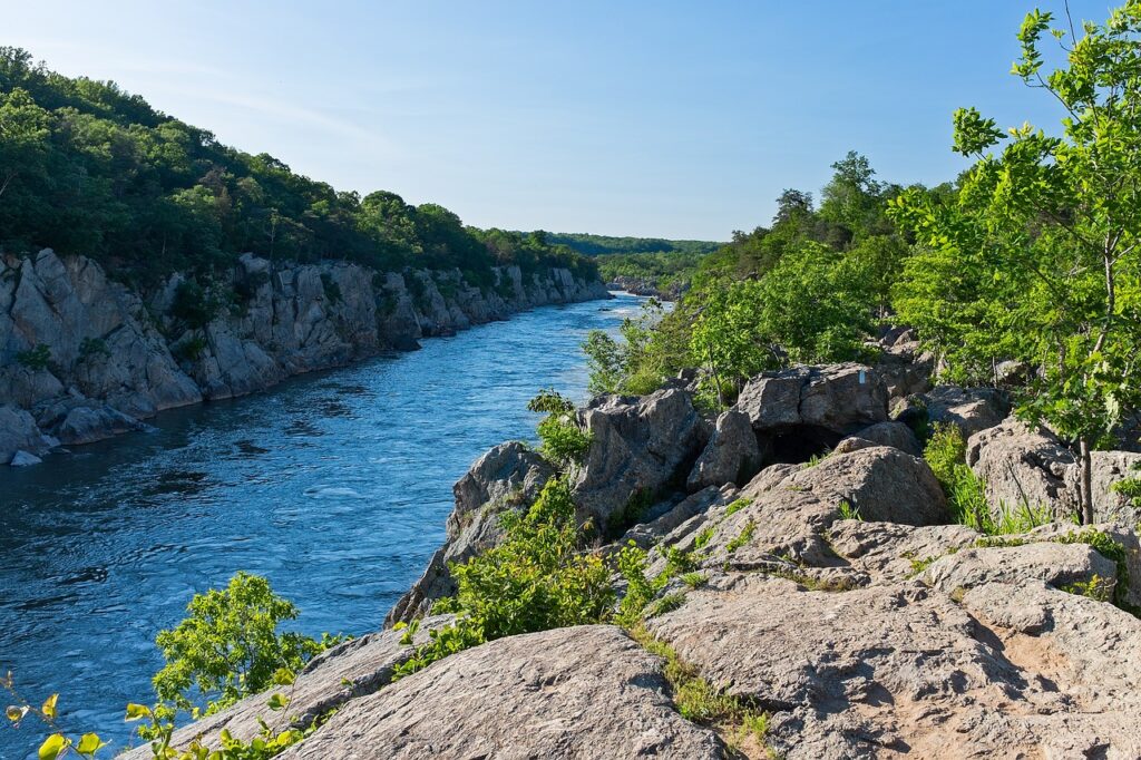 A Maryland hidden gem - a rocky cliff overlooking a river showcases marvelous natural beauty.